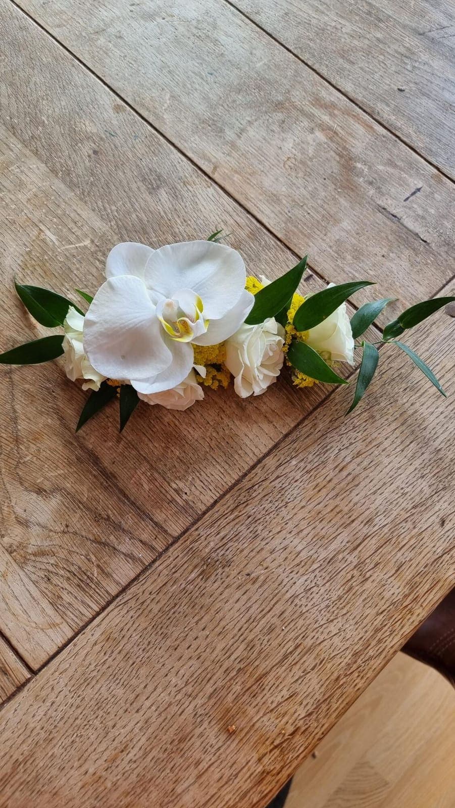 Hårpynt med friske blomster til bruden fra Miss Liss Blomster – billede 2