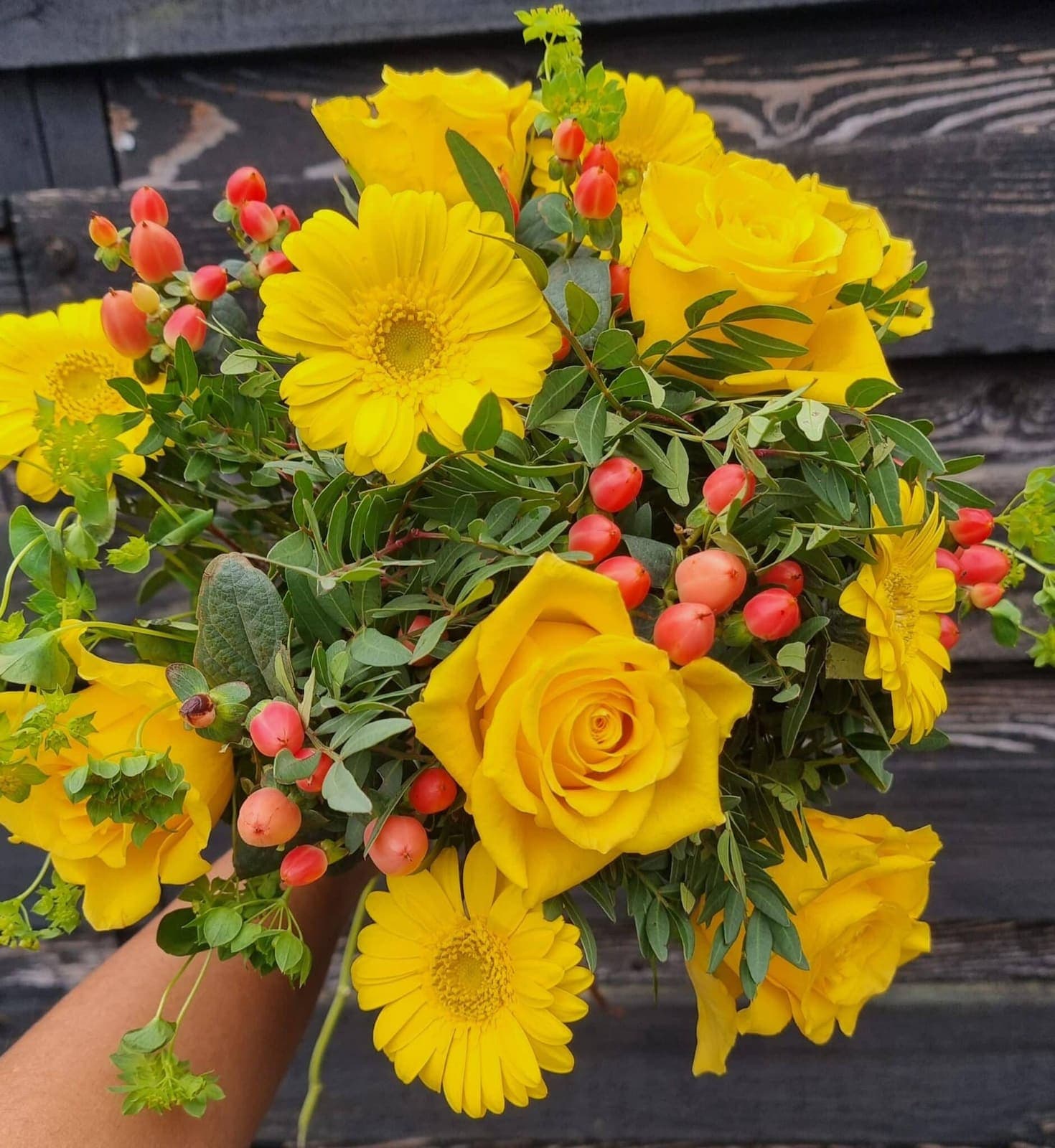 Buket „Solskin Buket – Gul/Orange“ fra Miss Liss Blomster