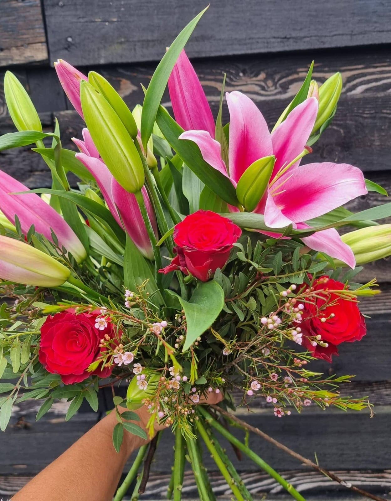 Buket „Liljer og Roser Buket“ fra Miss Liss Blomster
